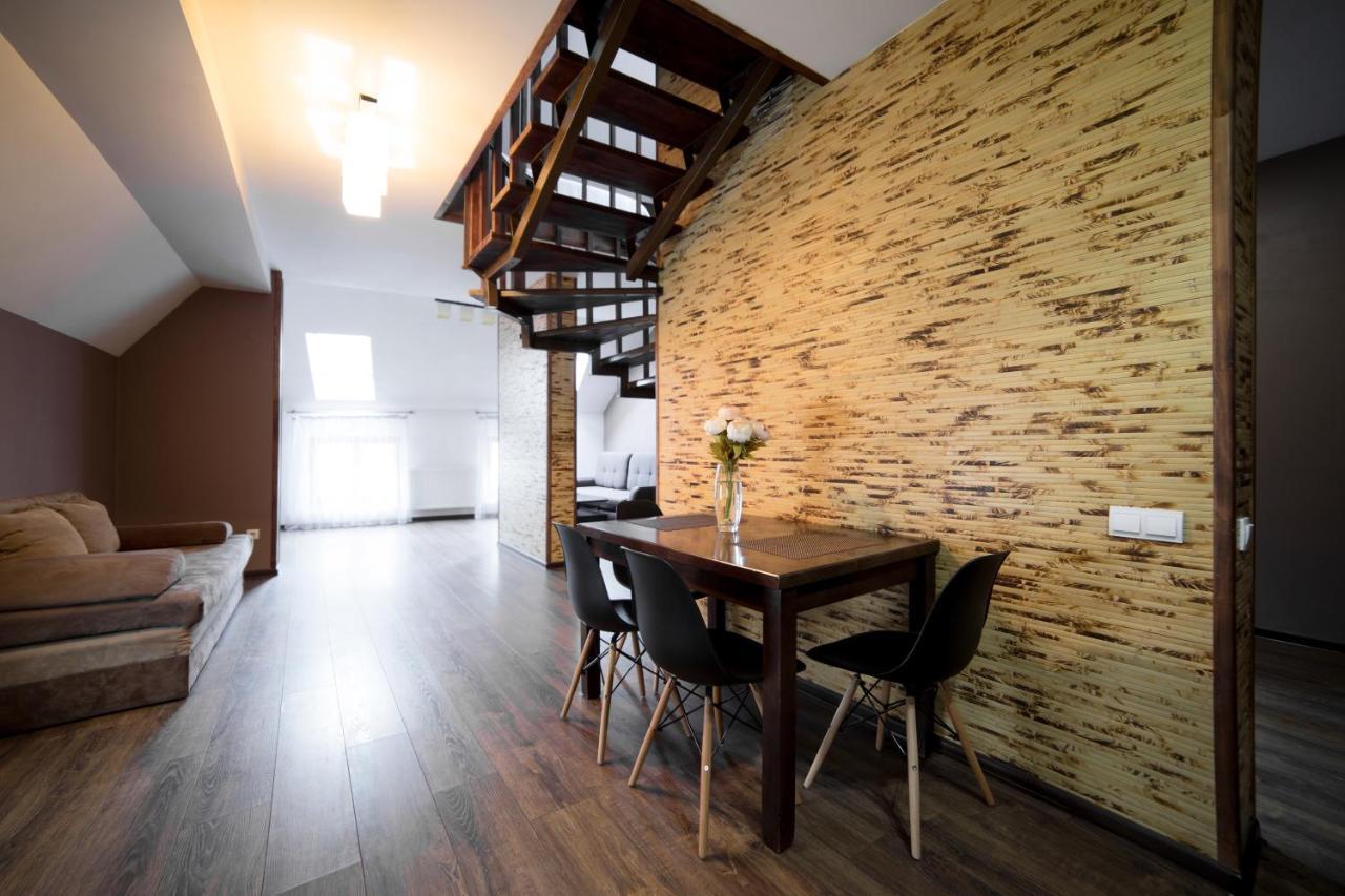 Apartments On Mitny Square ลวีฟ ภายนอก รูปภาพ