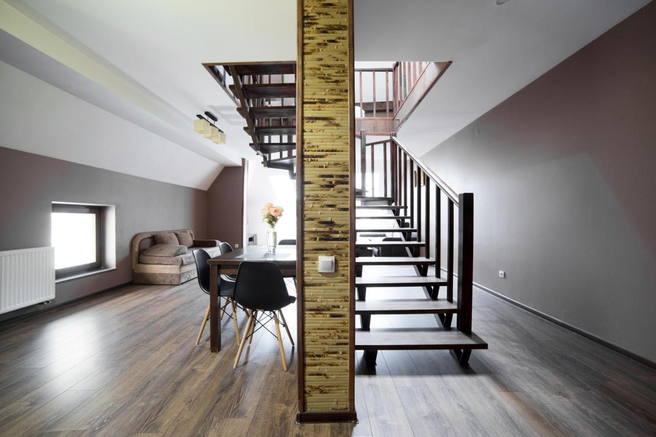 Apartments On Mitny Square ลวีฟ ภายนอก รูปภาพ